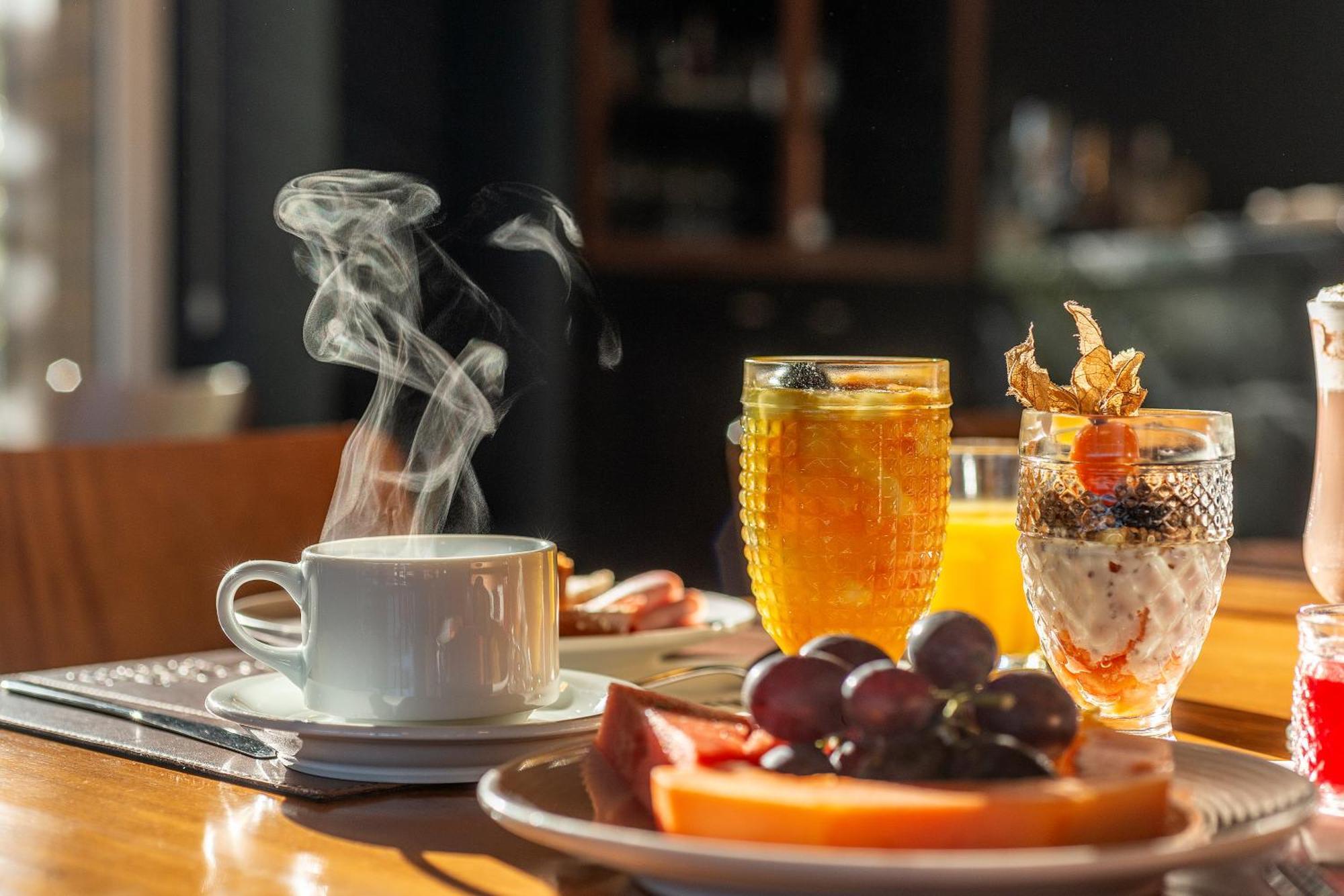 Hotel Laghetto Stilo Borges กรามาโด ภายนอก รูปภาพ A breakfast with coffee, fruit, and orange juice