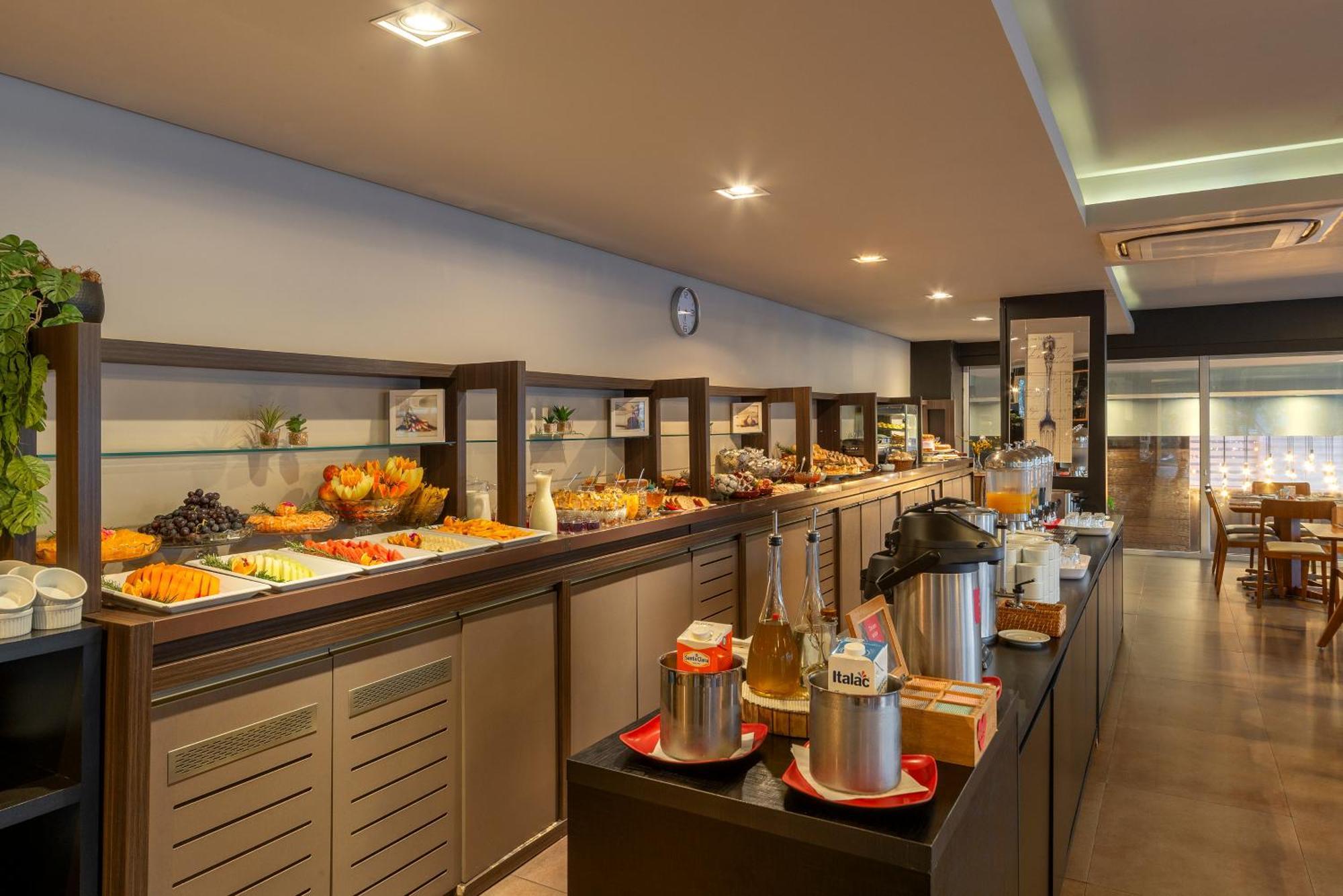 Hotel Laghetto Stilo Borges กรามาโด ภายนอก รูปภาพ A buffet at a hotel