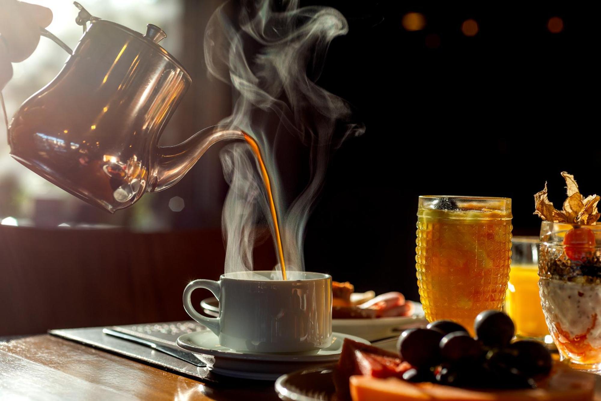 Hotel Laghetto Stilo Borges กรามาโด ภายนอก รูปภาพ Coffee being poured
